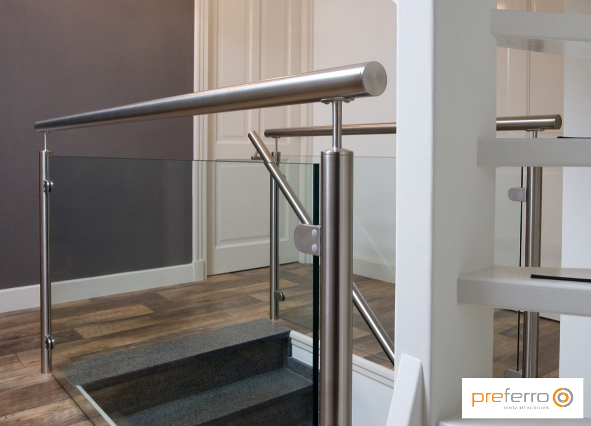 Details RVS balustrade met glas