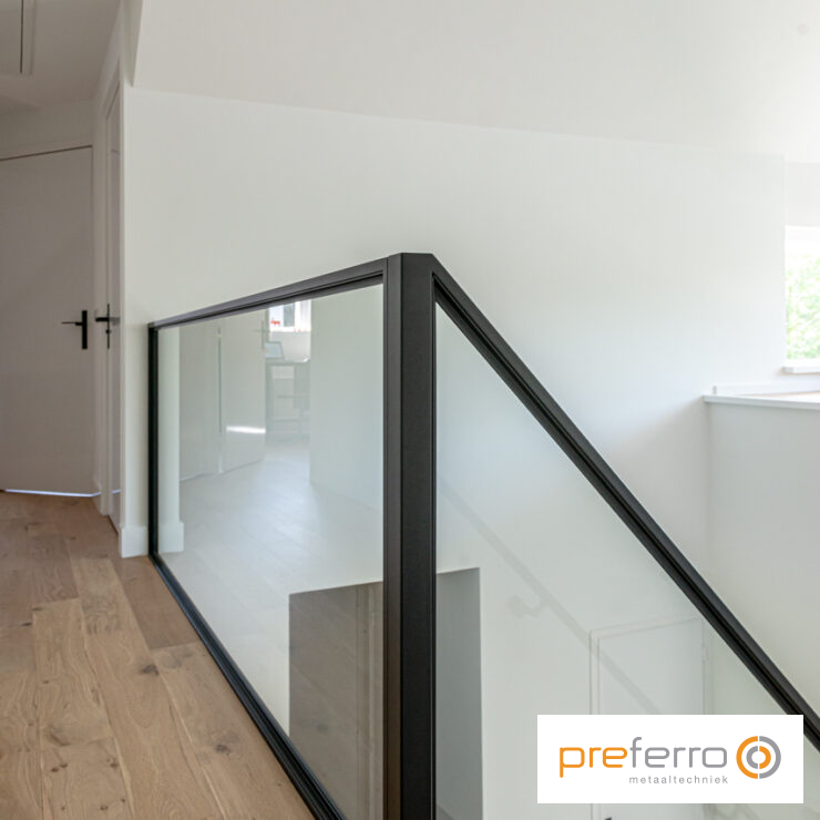 Stalen trapleuning balustrade glas