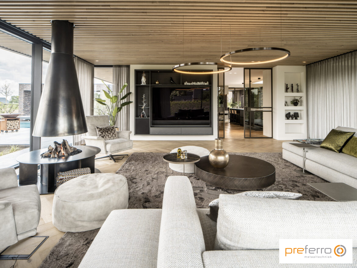 Hotel chic woonkamer met stalen schuifdeur