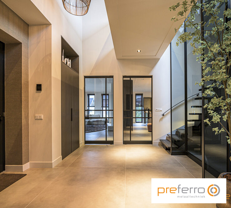 Stijlvol interieur met stalen deuren, balustrade en stalen trap